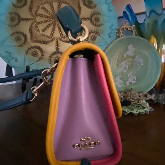 Coach mini - Picture 2 of 3